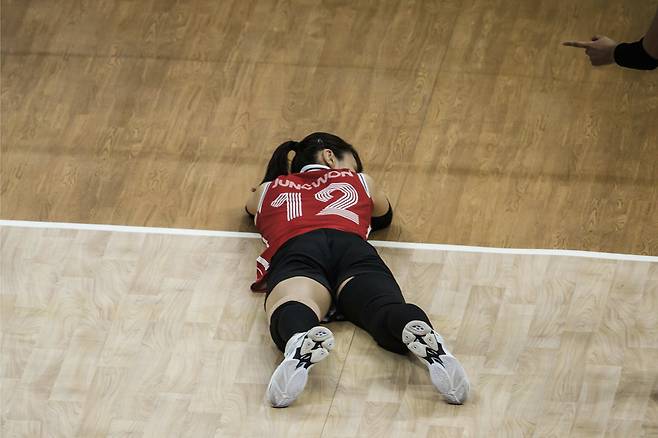 한국 여자배구 대표팀 문정원이 수비 실패 후 누워있다, FIVB