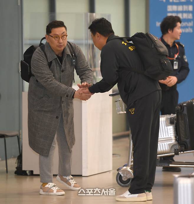 KIA 심재학 단장이 6일 호주 캔버라와 일본 오키나와에서 치른 동계 훈련을 마치고 인천국제공항을 통해 귀국 후 이범호 감독과 악수를 하고 있다. 2024. 3. 6. 인천국제공항 | 최승섭기자 thunder@sportsseoul.com