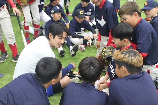 삼성 구자욱이 리틀야구단 선수들과 대화를 나누고 있다. 사진 | 한국프로야구선수협회