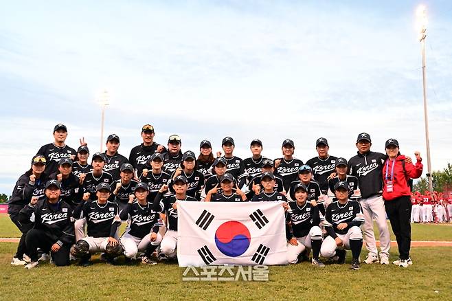 대한민국 여자야구 대표팀이 대회를 모두 마친 뒤 단체사진을 촬영하고 있다. 선더베이(캐나다) | 황혜정기자. et16@sportsseoul.com