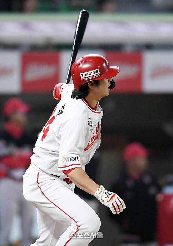 SSG 최정이 16일 인천SSG랜더스필드에서 열린 2024 KBO리그 KIA전에서 7회말 안타를 치고 있다. 문학 | 박진업 기자 upandup@sportsseoul.com