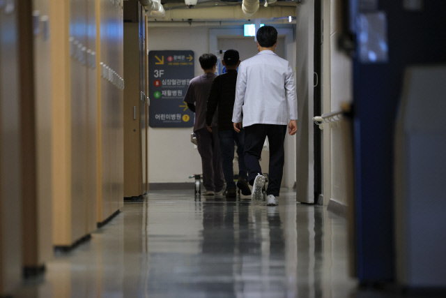 정부와 의료계 갈등이 길어지는 가운데 16일 오전 서울 시내 한 대학병원에서 의료 관계자가 이동하고 있다. <연합뉴스>