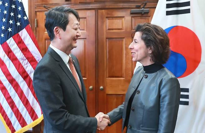 12일(현지시간) 미국 워싱턴DC의 미 상무부 회의실에서 지나 러몬도 미 상무부 장관(오른쪽)이 안덕근 산업통상자원부 장관과 악수하고 있다.뉴스1