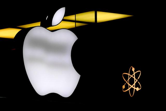 독일 뮌헨의 한 매장에 2023년 11월13일 애플 로고가 비치고 있다. 한 입 베어 문 사과를 로고로 하는 애플은 성경 속 아담과 이브의 사과, 뉴턴의 사과와 함께 세계 3대 사과로 통한다. 뮌헨=AP 뉴시스