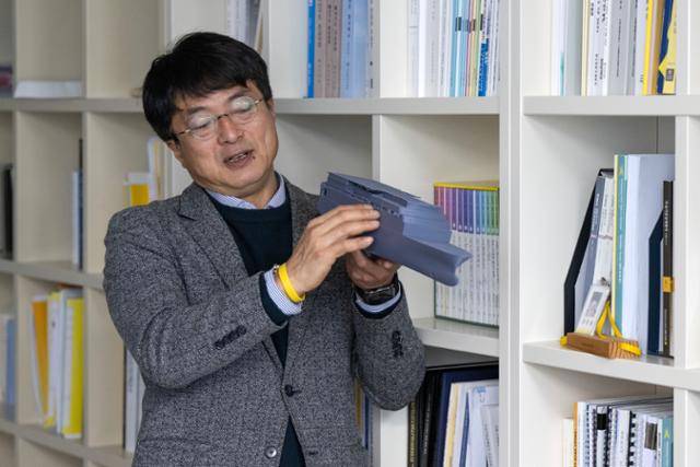 장훈이 지난달 13일 4·16안전사회연구소에서 세월호 모형을 들고 침몰 당시 상황을 설명하고 있다. 고양=박시몬 기자