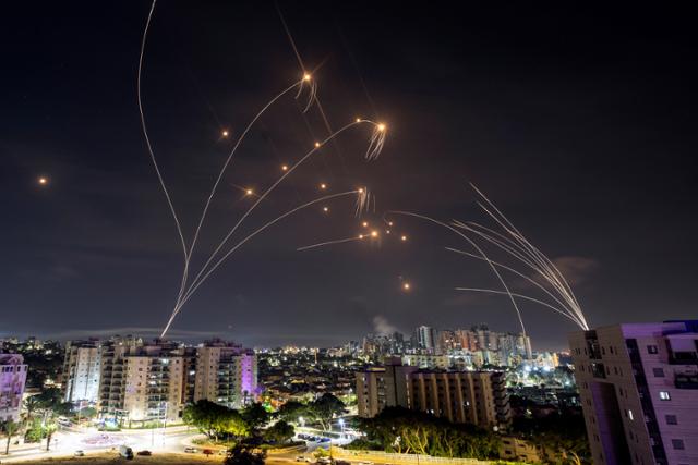 지난해 10월 이스라엘의 방공망 '아이언돔'이 가자지구에서 발사된 로켓을 남부 도시 아슈켈론 상공에서 요격하고 있다. 아슈켈론(이스라엘)=로이터 연합뉴스