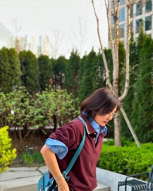 오연수는 하늘색 버튼업 셔츠와 진한 와인색의 폴로셔츠를 레이어드 하여 세련되고 트렌디한 패션 감각을 드러냈다. 사진=오연수 SNS