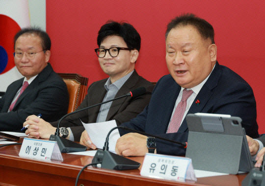 이상민(오른쪽) 국민의힘 의원이 국회에서 열린 비상대책위원회 회의에서 발언하고 있다. 연합뉴스
