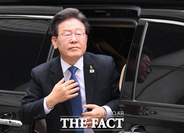 이재명 더불어민주당 대표가 지난 16일 오전 서울 서초구 서울중앙지방법원에서 열린 '대장동 배임 및 성남FC 뇌물 의혹' 관련 공판에 출석하고 있다./이새롬 기자