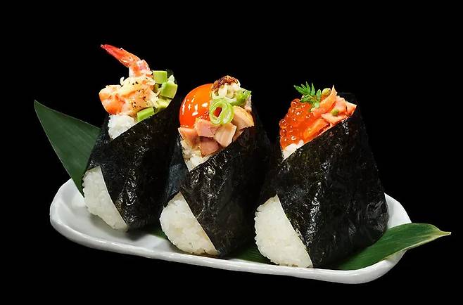 일본 음식 트렌드 조사 업체 구루나비소켄이 지난해 ‘올해의 음식’으로 선정한 ‘고치소 오니기리(주먹밥)’. 재료를 듬뿍 얹은 것이 특징이다./구루나비소켄