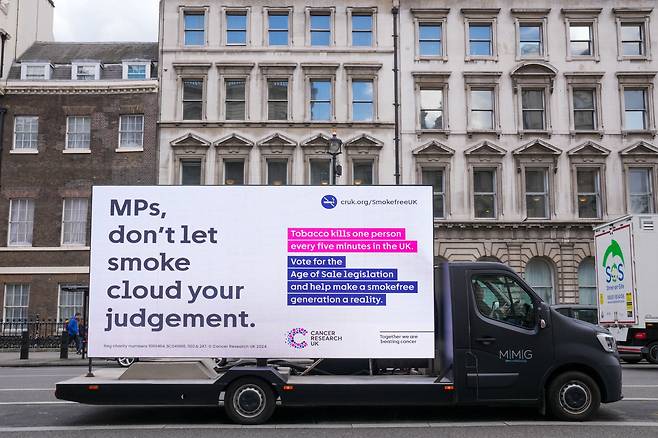 2024년 4월 16일 영국 런던 웨스트민스터의 의회 앞에 등장한 담배 판매 연령 제한법 광고. 하원 의원들에게 "담배 연기가 당신의 판단을 흐리게 하지 말라"고 적혀있다. /로이터 연합뉴스