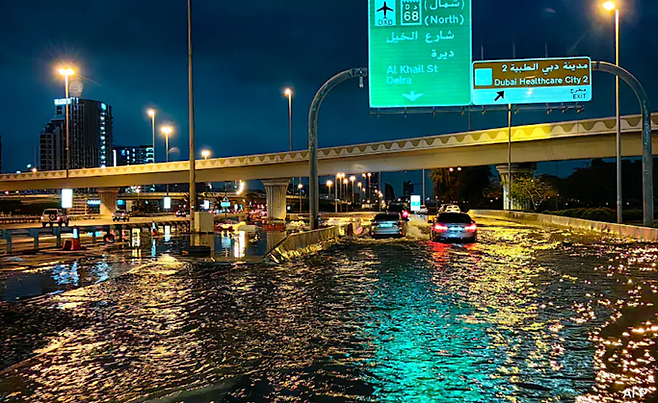 16일(현지시간) 아랍에미리트(UAE) 두바이에 위치한 두바이 국제공항으로 가는 고속도로가 물에 잠겨있다. ⓒAFP홈페이지 캡처