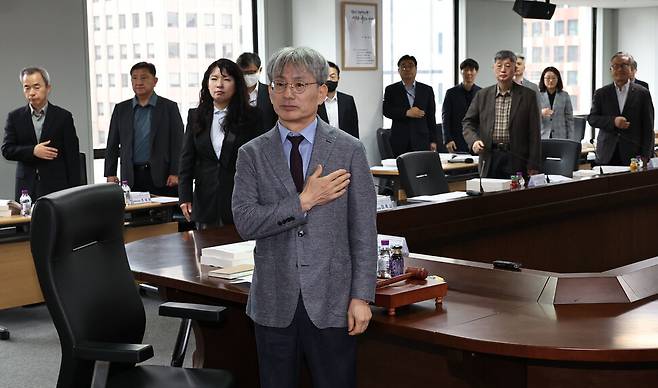 16일 오후 열린 진실·화해를위한과거사정리위원회(진실화해위) 제76차 전체위원회에서 김광동 위원장(맨 앞)을 비롯한 참석자들이 국민의례를 하고 있다. 윤운식 기자 yws@hani.co.kr