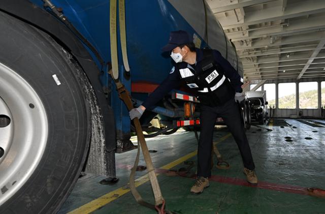 목포와 섬을 운행하는 차도선에서 흑산도 한국해양교통안전공사 소속 운항관리자가 차량 고박 상태를 점검하고 있다. 목포=왕태석 선임기자