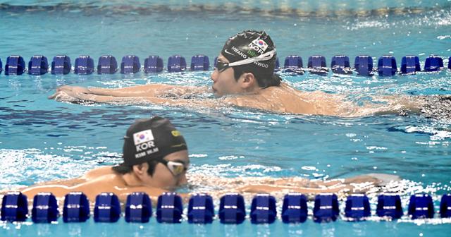 파리올림픽에 출전하는 수영의 황선우와 김우민이 훈련에서 물살을 가르고 있다. 서재훈 기자