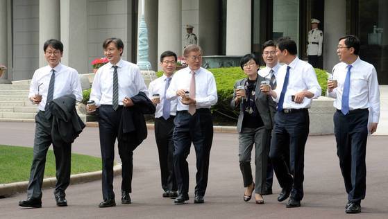 권혁기(왼쪽부터) 춘추관장, 조국 민정수석비서관, 이정도 총무비서관, 문재인 대통령, 조현옥 인사수석비서관, 송인배 전 더불어민주당 선대위일정총괄팀장, 임종석 대통령비서실장, 윤영찬 홍보수석의 모습. 뉴시스