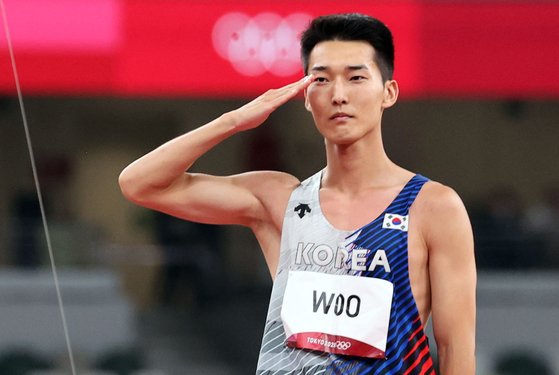 2021년 열린 2020 도쿄올림픽 남자 높이뛰기에서 4위를 차지한 우상혁이 경례를 하며 경기를 마치는 모습. 공동취재단