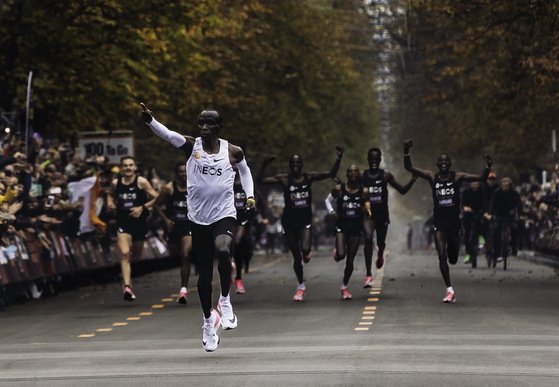 인류 역사상 최초로 마라톤 풀코스를 2시간 안에 완주한 케냐 출신 엘리우드 킵초게 선수. 사진 나이키