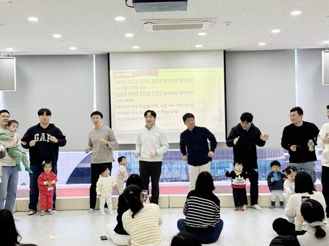 영아부의 아버지들이 예배를 이끄는 장면. 더라이프지구촌교회 제공