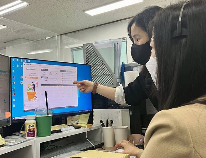 케이티씨에스 직원이 한국자활복지개발원의 자산챗봇을 모니터링 하고 있다. KT대구경북광역본부 제공