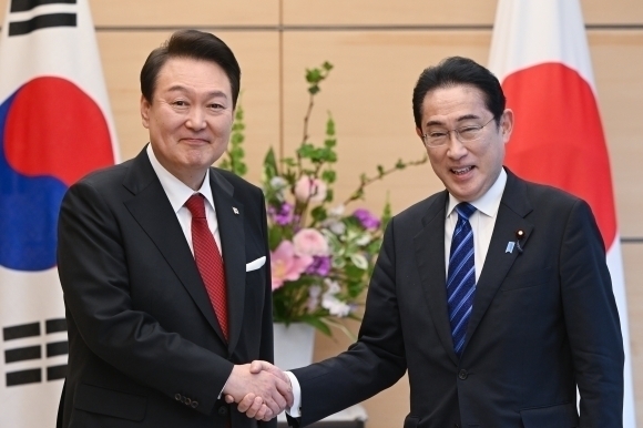 윤석열(왼쪽) 대통령이 지난해 3월 일본 도쿄 총리 관저에서 기시다 후미오 일본 총리와 기념 촬영을 하며 악수하고 있다. 연합뉴스