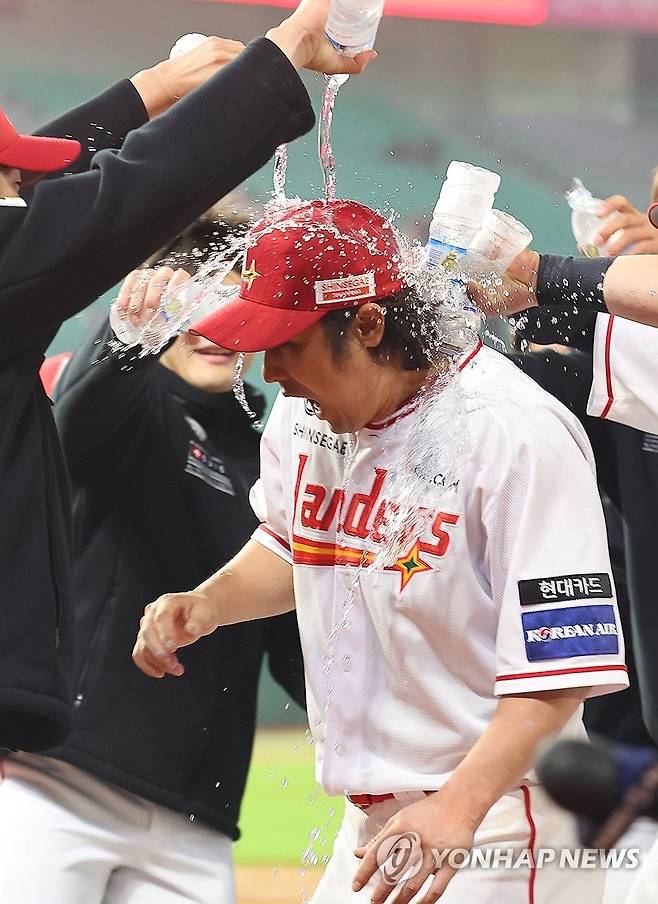 물세례 받는 최정 (인천=연합뉴스) 임순석 기자 = 16일 오후 인천 SSG랜더스필드에서 열린 2024 KBO리그 KIA 타이거즈와 SSG 랜더스의 경기. 9회 말 2사 동점 솔로홈런으로 통산 467호 최다 홈런 타이 기록한 최정이 물세례를 받고 있다. 2024.4.16 soonseok02@yna.co.kr