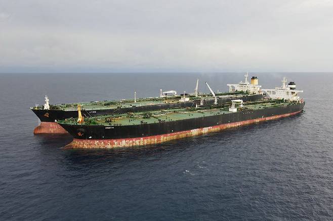 지난해 7월 인도네시아 배타적경제수역(EEZ)에서 이란산 원유를 불법 환적중인 것으로 의심되는 선박들의 모습. (사진=AFP)