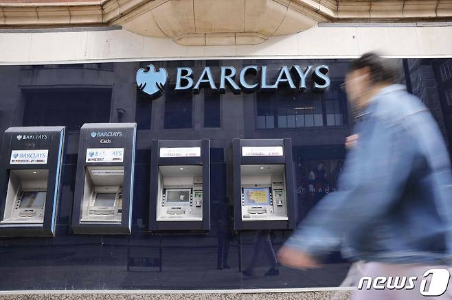 영국 런던의 바클레이스 은행 앞을 한 보행자가 지나가고 있다. 2021.07.28/ ⓒ AFP=뉴스1 ⓒ News1 권진영 기자