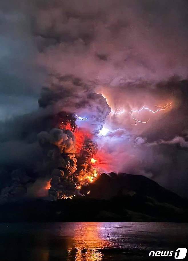 17일 (현지시간) 인도네시아 북술라웨시 시타로에 있는 루앙 화산이 폭발해 용암과 화산재가 치솟고 있다. 2024. 4. 18 ⓒ AFP=뉴스1 ⓒ News1 우동명 기자