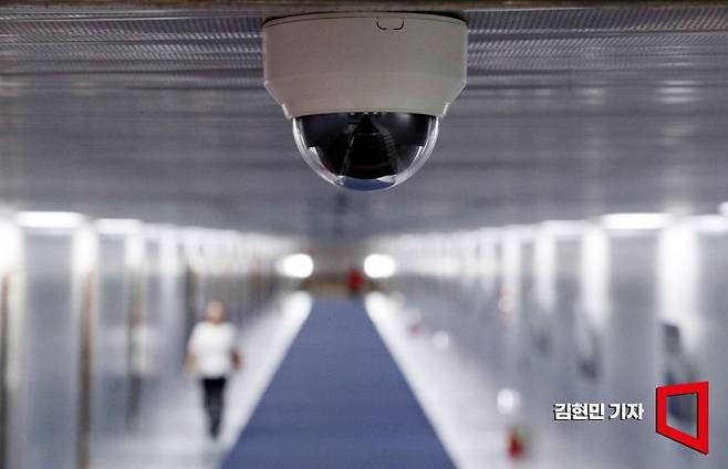 서울의 한 장소에 CCTV가 천정에 설치돼있다. [사진=김현민 기자]