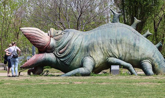 서울시가 여의도한강공원에 설치한 영화 '괴물' 속 괴물 조형물이 철거수순을 밟게 될 전망이다.18일 서울 여의도한강공원에 설치되어 있는 영화 '괴물' 속 괴물 조형물을 관광객들이 구경하고 있다./뉴스1