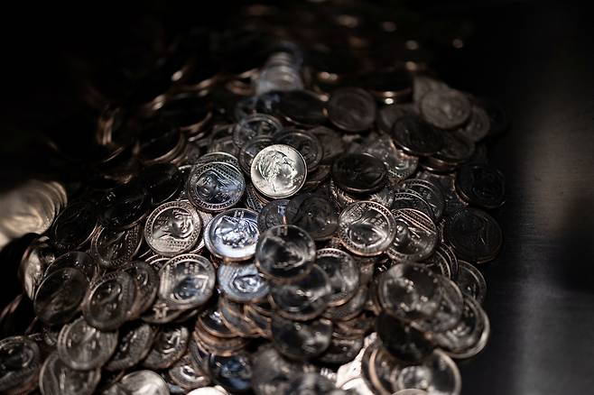 지난 2022년 10월 25일 배우 애나 메이 웡의 얼굴이 실린 25센트짜리 동전이 주조된 모습. /로이터통신