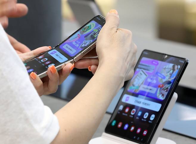 서울 마포구 삼성스토어 홍대에서 소비자들이 삼성전자의 폴더블폰 갤럭시Z플립5를 체험하고 있다./뉴스1