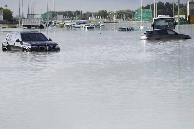 17일 UAE 두바이 거리가 폭우로 침수돼 차량들이 물에 잠겨 있다. 연합뉴스 제공.