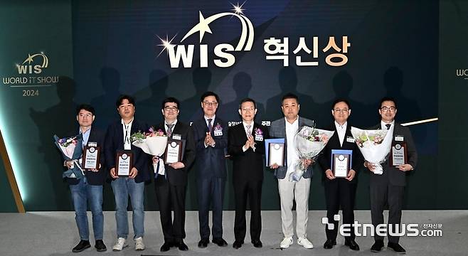 국내 최대 정보통신기술(ICT) 전시회 월드IT쇼(WIS) 2024가 17일 서울 강남구 코엑스에서 열렸다. 이종호 과학기술정보통신부 장관이 WIS혁신상 수상자들과 기념촬영 하고 있다. 왼쪽부터 양창준 마케톤 주식회사 대표, 성영석 에프알티로보틱스 대표, 최상준 볼트크리에이션 대표, 홍성권 K페어스 대표, 이 장관, 유제정 미러로이드 부대표, 장양호 로드시스템 대표, 정상원 이스트소프트 대표. 이동근기자 foto@etnews.com