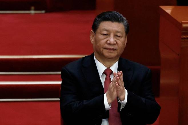 중국의 시진핑 국가주석이 지난 3월 11일 중국 베이징 인민대회당에서 박수를 치고 있다.로이터뉴스1