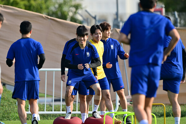 황선홍 감독이 이끄는 23살 이하 대표팀 선수들이 17일 카타르 도하의 훈련장에서 회복훈련을 하고 있다. 대한축구협회 제공