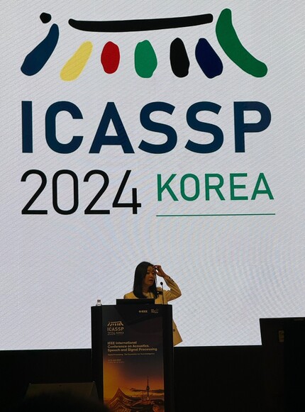 윤송이 엔씨문화재단 이사장이 지난 16일 서울에서 열린 국제 전기전자공학협회(IEEE)의 ‘ICASSP 2024\'에 총회 강연자로 참여했다. 엔씨문화재단 제공