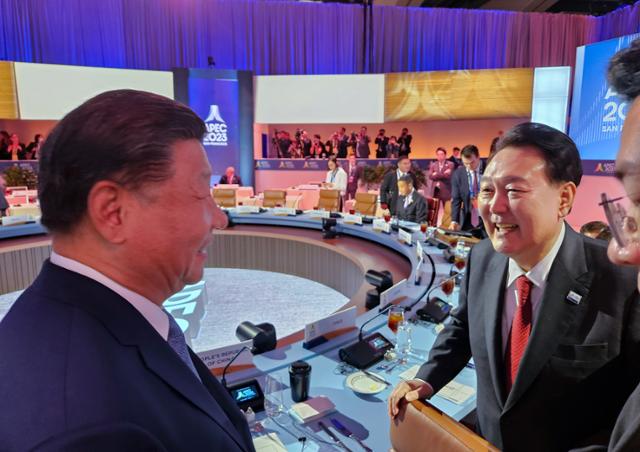 윤석열(오른쪽) 대통령이 지난해 11월 16일 미국 샌프란시스코 모스코니센터에서 열린 아시아태평양경제협력체(APEC) 정상회의 제1세션에서 시진핑 중국 국가주석과 만나 대화하고 있다. 샌프란시스코=연합뉴스