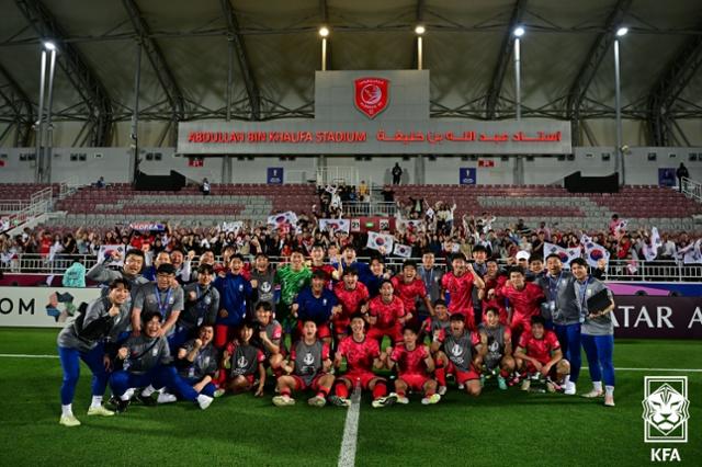 17일(한국시간) 카타르 도하의 압둘라 빈 칼리파 스타디움에서 열린 2024 아시아축구연맹(AFC) U-23 아시안컵 B조 1차전 대한민국과 UAE의 경기에서 승리한 한국 선수들이 기뻐하고 있다. 대한축구협회 제공