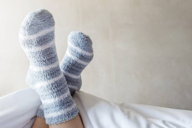 수면양말을 신고 자면 신체 내부 온도가 낮아지면서 수면 욕구가 올라간다./사진=게티이미지뱅크