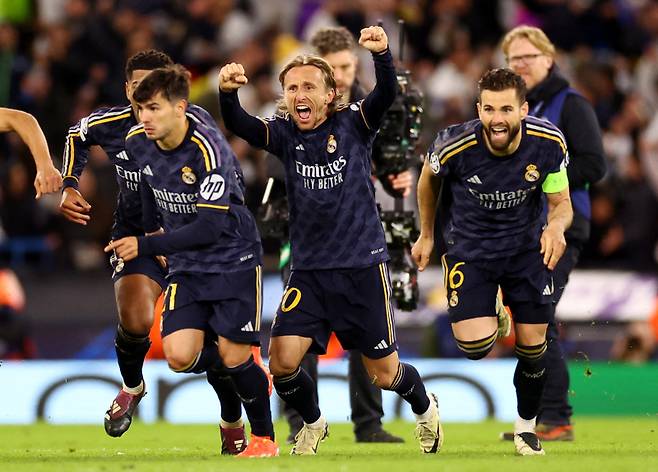 <yonhap photo-1906="">루카 모드리치(가운데) 등 레알 마드리드 선수들이 18일 맨체스터 시티와의 2023~24 UEFA 챔피언스리그 8강 2차전에서 승부차기 끝에 승리해 4강에 진출하자 기뻐하고 있다. 로이터=연합뉴스</yonhap>