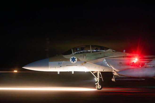 이스라엘의 F-15I 라암 전투기가 지난 13일(현지시간) 이란의 미사일 공격에 대응할 준비를 하고 있다.  UPI연합뉴스