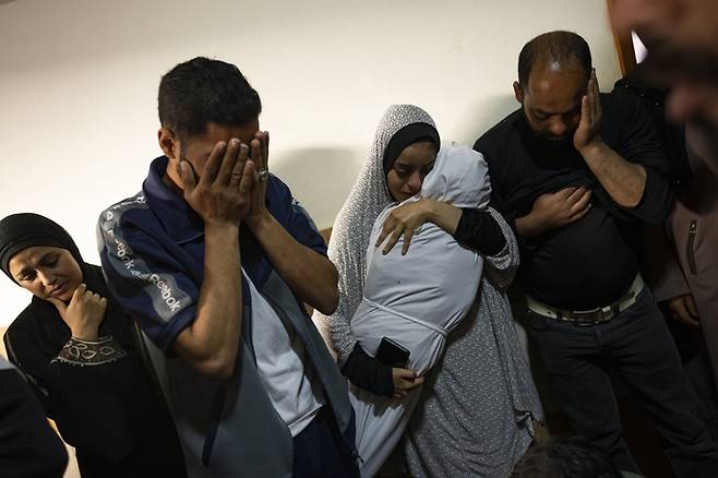 4일(현지시간) 팔레스타인 가자지구 라파의 어느 집에서 이스라엘의 폭격으로 사망한 팔레스타인 주민의 친척들이 슬퍼하고 있다. AP연합뉴스