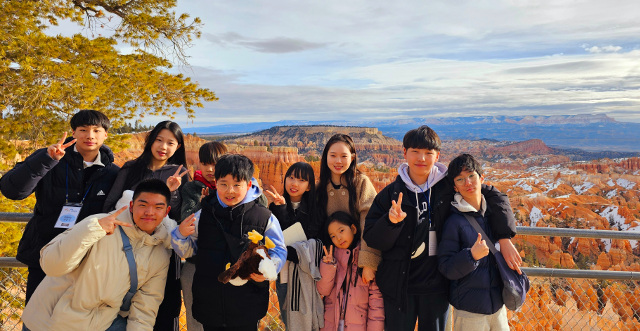 국제꿈의학교 학생들이 지난달 12일 미국 유타주 남부 브라이스캐년 국립공원에서 창조과학 탐사를 하는 중 기념촬영을 하고 있다. 황성주 회장 제공