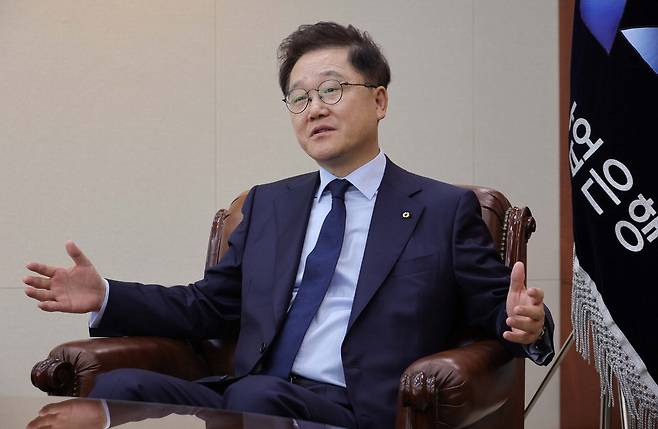 18일 서울 여의도에 위치한 KDB산업은행 본사에서 강석훈 회장이 전 세계로 번진 반도체 보조금 전쟁에서 산은 역할과 과제에 대해 설명하며 인터뷰하고 있다.  한주형 기자