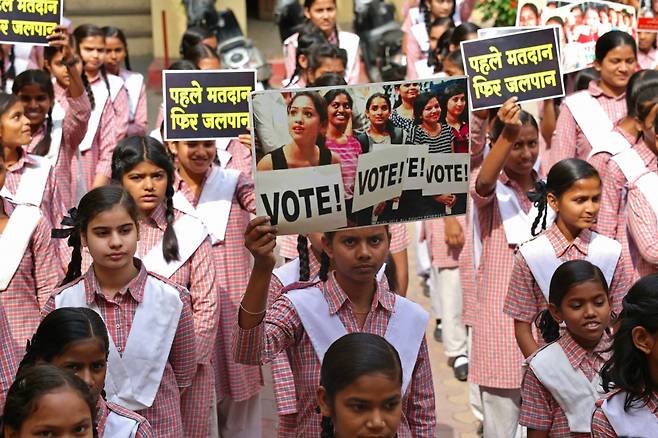 인도 대학생들이 10일 총선을 앞둔 바라나시 시내에서 시민들에게 투표를 독려하는 캠페인을 벌이고 있다. 2024.04.10  /AFPBBNews=뉴스1