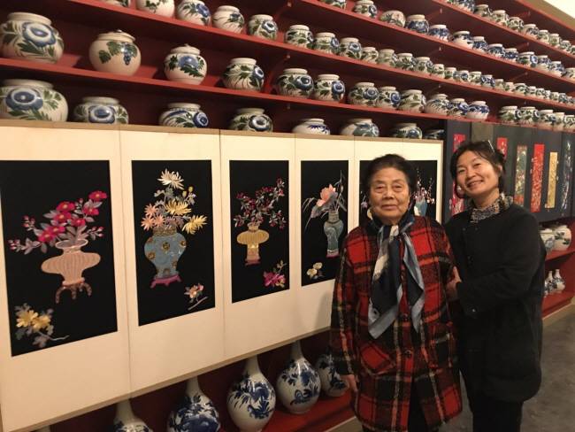 지난 2018년 엄마(왼쪽)와 내가 비움박물관에서 찍은 사진.