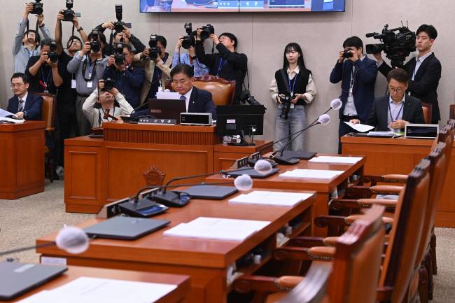 與없이… 소병훈 국회 농림축산식품해양수산위원회 위원장이 18일 오전 국민의힘 의원들이 불참한 가운데 윤석열 대통령이 재의요구권을 행사한 이후 더불어민주당이 다시 발의한 ‘제2 양곡관리법 개정안’ 등 5건의 안건을 상정·통과시키고 있다. 곽성호 기자