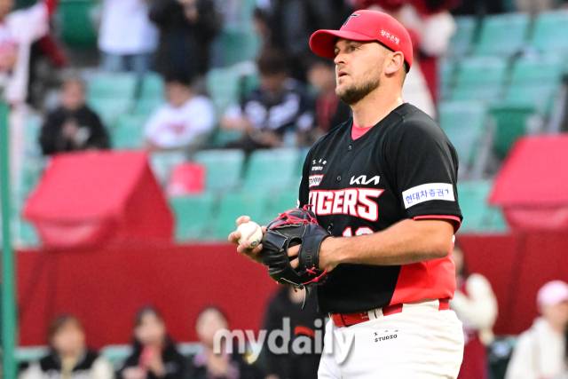 2024년 4월 17일 인천SSG랜더스필드에서 진행된 '2024 신한 SOL 뱅크 KBO 리그' 기아-SSG의 경기. KIA 선발 크로우가 1회말 2사 최정에게 사구를 던진 뒤 아쉬워 하고 있다./인천=곽경훈 기자 kphoto@mydaily.co.kr